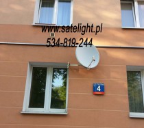 Montaż anteny satelitarnej w świetle okna. Montaż anteny satelitarnej w świetle okna.